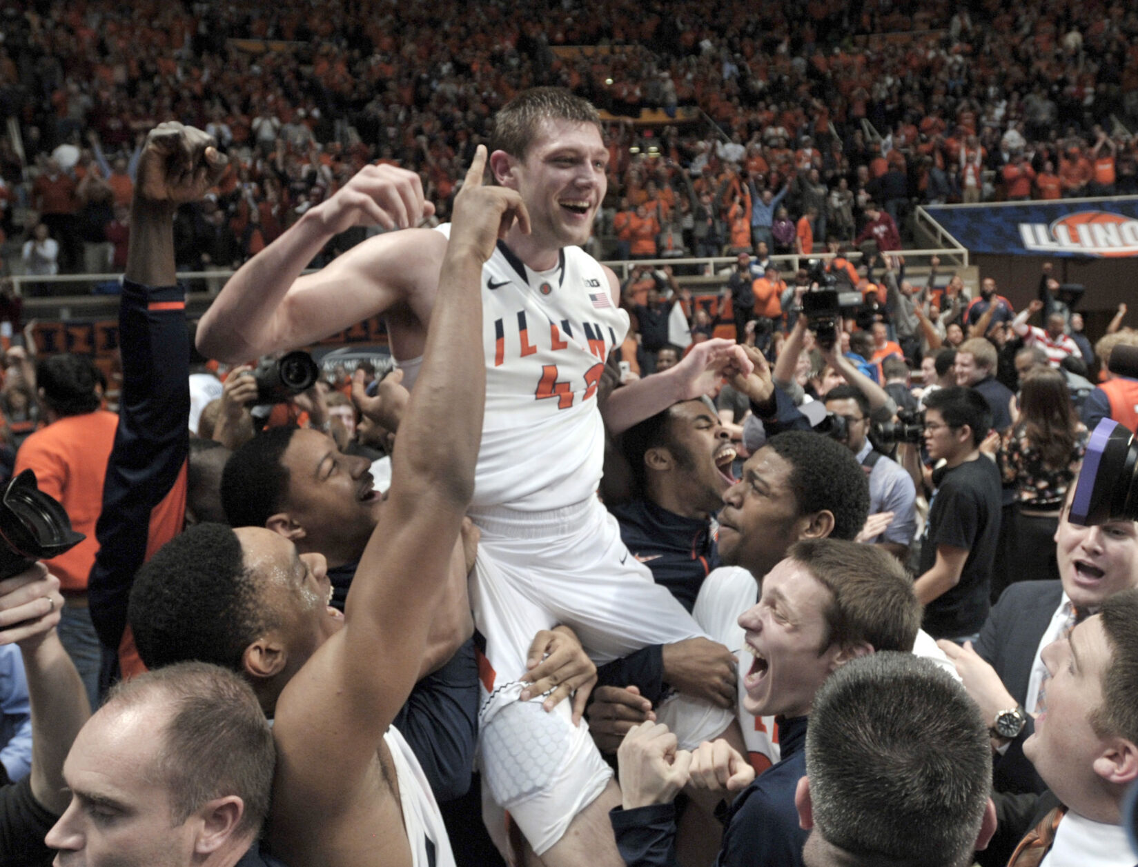 2013: Tyler Griffey's buzzer-beater lifts Illinois over No. 1 Indiana